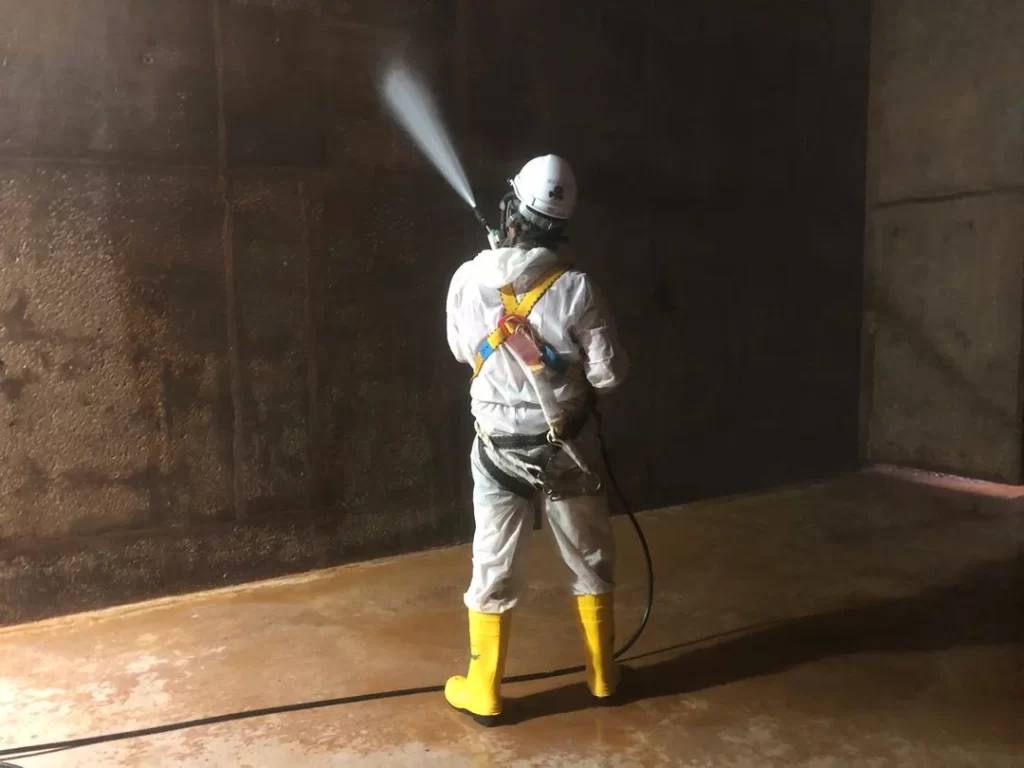 manual tank cleaning worker