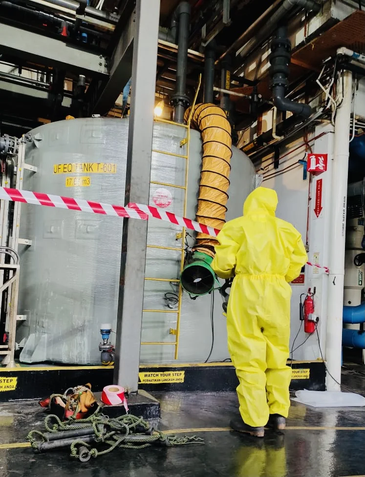 man doing precuation working in the chemical tank cleaning services company