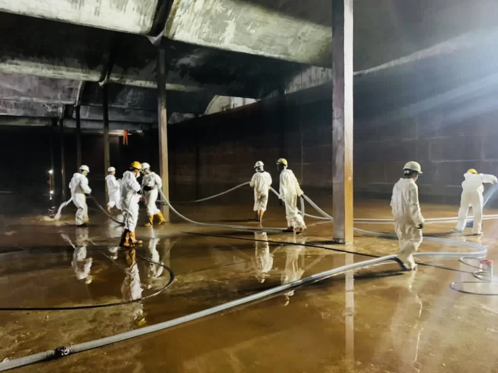 water tank cleaning of a huge tank