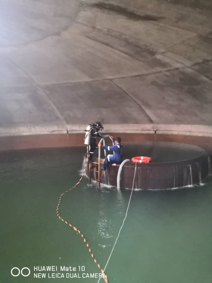 commercial diver going inside tank